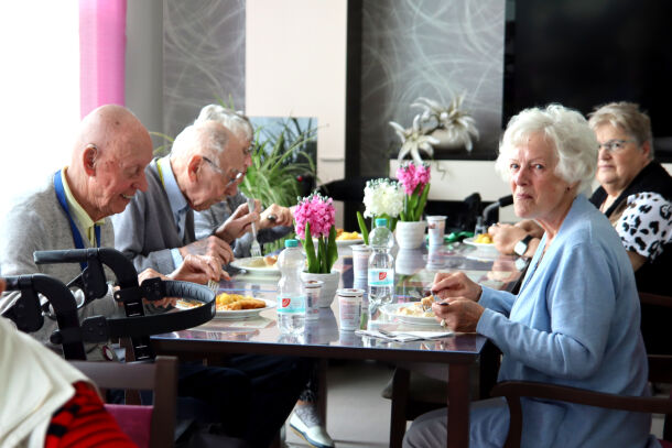 Bewohner des Betreuten Wohnens beim gemeinsamen Mittagessen im Speisesaal | © Christiane Schenke Bewohner des Betreuten Wohnens beim gemeinsamen Mittagessen im Speisesaal | © Christiane Schenke
